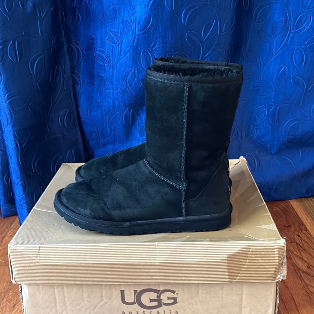 Classic black short Ugg boot